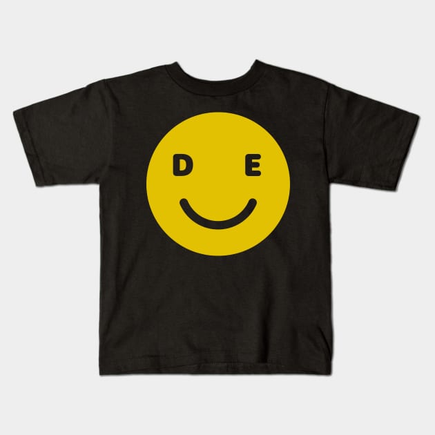Delaware State Smiley face Kids T-Shirt by goodwordsco